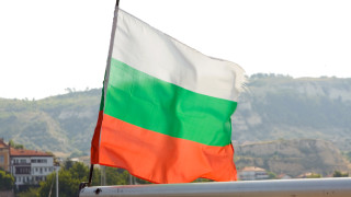 17-годишен сви знамето от кметството на село край Павел баня и го запали
