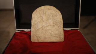 Оброчна плочка Тракийски конник беше върната на Регионалния исторически музей