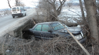 Лек автомобил се заби в дупка край пътя в района