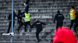 Грозно! Фенове на Левски скочиха да бият малобройната агитка на Славия