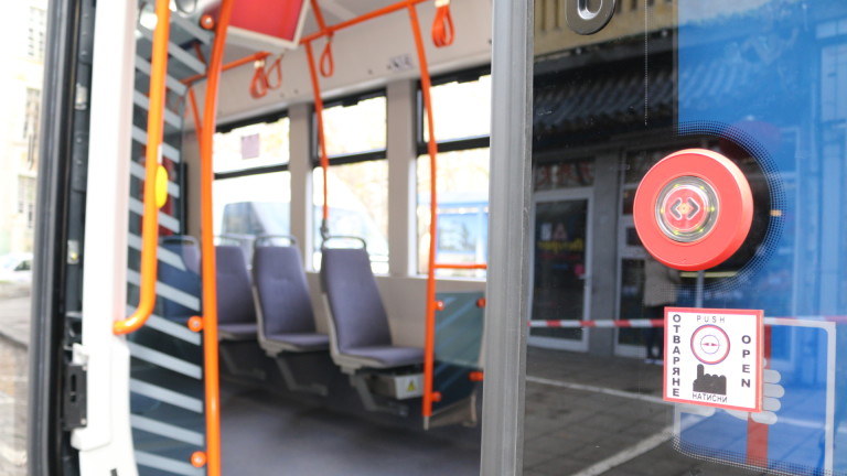 Нападнаха жена в трамвай в София, направила забележка на пътник, че пуши 