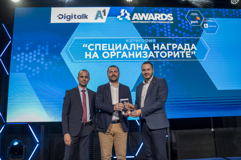 Михаил Семерджиев, старши мениджър „ICT услуги“ в А1 България и член на журито на DigitalK&A1 Awards (вляво на снимката) връчи специалната награда на организаторите на Виктор Стоянов, директор „Алтернативни канали“ и Даниел Джолев, заместник-директор „Дигитални и информационни технологии“ в УниКредит Булбанк за разработената от вътрешен екип на банката функционалност "Моят автомобил" в Булбанк Мобайл.