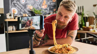 Получаването на 1 милион абонати в YouTube е огромен крайъгълен