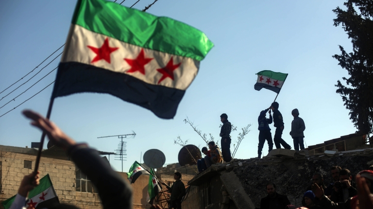 Кюрдско-арабски сили в Сирия на път да превземат военното летище в Табка