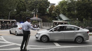 Двете жени обвинени в убийството на доведения брат на лидера