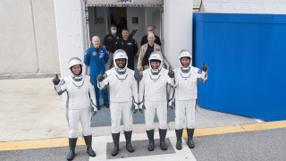 Пилотираният космически кораб Crew Dragon на компанията SpaceX излетя към