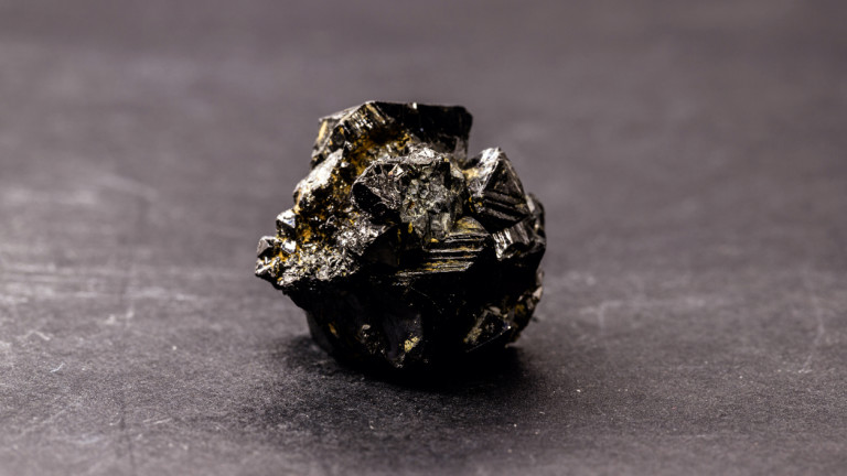 Украйна конфискува желязна руда от "тайни руски складове"