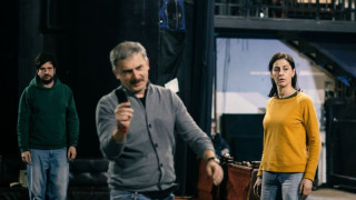 Когато група приятели чете съобщения от телефона на половинките си