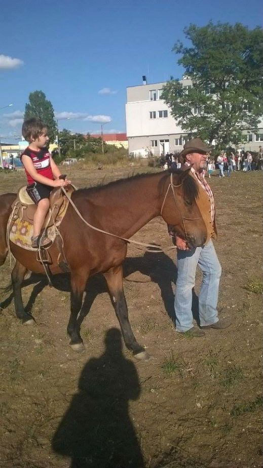 Малчугани поеха на кон към новата учебна година (СНИМКИ)