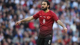 Футболистът на турския Галатасарай Селчук Инан съди технологичния гигант Samsung