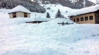 Близо 150 души бяха евакуирани след лавина в Италия съобщават