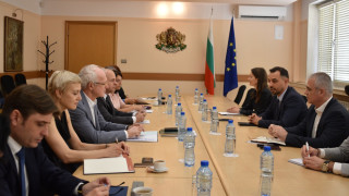 Министърът на икономиката и индустрията Богдан Богданов и работодателите у