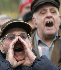 Пенсионери протестират пред БНТ