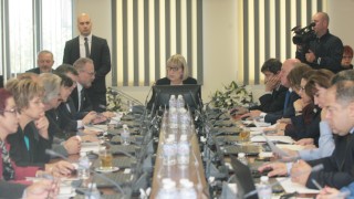 Ние призоваваме колегите да не упражняват правото си на глас