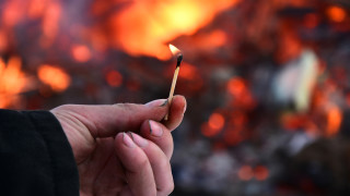 Задържаха двама криминално проявени за пожар в сграда с магазин и банка в София