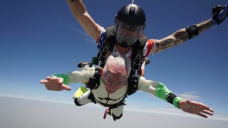 Да скочиш с парашут на 103 години