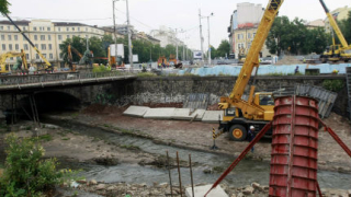 Изнасят се артефакти, открити при строежа на Лъвов мост