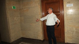 Нагли самонадеяни и озверели човекоподобни изискващи право на заплати без