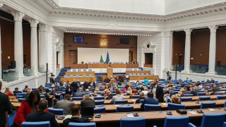 Народното събрание ще започне днешното си пленарно заседание с обсъждане