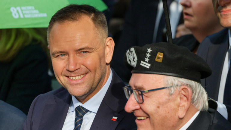Новоизбраният полски президент Карол Навроцки полага клетва