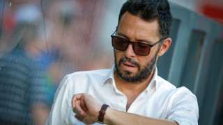 Един от директорите в ЦСКА Стоян Орманджиев приветства Стамен