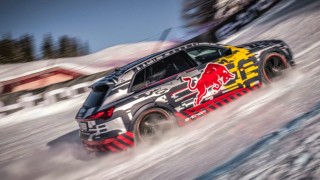 Audi e-tron щурмува ски писта с 85% наклон (Видео)