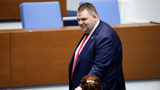 Играта на Радев е ясна той брани себе си