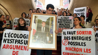 Във Франция осъдиха 8 екоактивисти, откраднали портрети на Макрон
