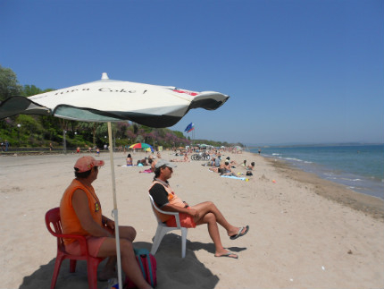 Безплатни чадъри до 1 юни на Северния плаж в Бургас 
