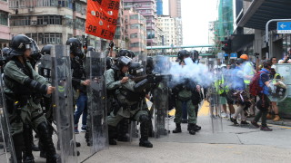 Полицията в Хонконг изстреля сълзотворен газ по протестиращите в района