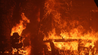 Двама души загинаха а стотици бяха евакуирани след като мащабен