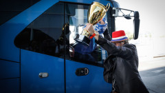 Колоритен фен връчи купа на Левски на летището