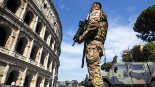 Полицията използва водни оръдия при сблъсъци с бежанци които са