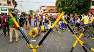 Венецуелски войници до границата с Колумбия използваха сълзотворен газ срещу