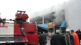 Пожар бушува в търговски комплекс в Пловдив