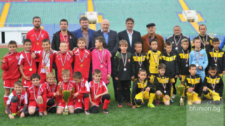 Министър Кралев връчи Купата на БФС на шампиона Царско село 