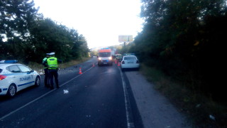 Тежка катастрофа блокира път Е 79 край Кочериново една жена е