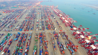 Танкер разля петрол в едно от най натоварените пристанища в Китай