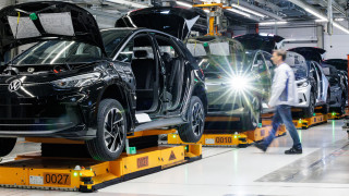 Европейските производители на автомобили искат да са независими от доставки от Китай. Какъв е планът им?