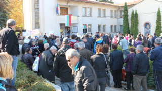 Жители на софийското село Лозен протестират срещу сечта в Лозенската