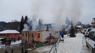 Пожар изпепели сградата на кметството в село Скребатно 