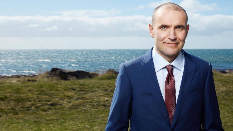 Водещият кандидат-президент на Исландия кара Skoda и разчита на $82 000 бюджет