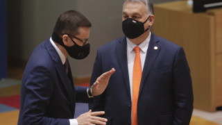 Унгарският министър председател Виктор Орбан и полският му колега Матеуш Моравецки
