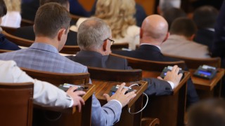 Депутатите от Комисията по бюджет и финанси увеличиха тавана на
