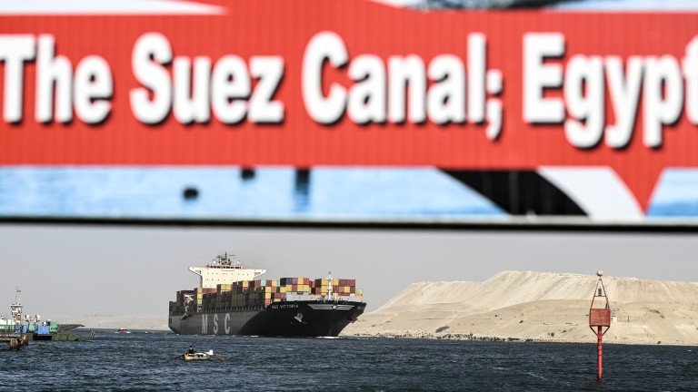 Корабоплаването в Суецкия канал върви гладко и в двете посоки,