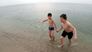 14 зони по морето негодни за къпане