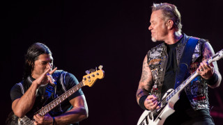 С трясък на гръмотевици звън на зловещи църковни камбани и