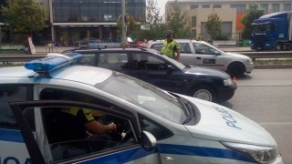 47 нелегални мигранти в 2 буса залови полицията при акция