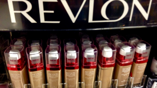 Revlon купува конкурент за 870 милиона долара