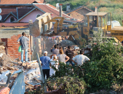 Събарят следващите 93 незаконни къщи в старозагорската махала